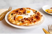 پیتزا سوسیس و تخم‌مرغ خانگی؛ ساده، سریع و اقتصادی