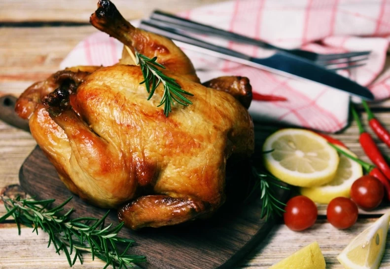 پروتیین مرغ بیشتر است یا تخم مرغ؟ راز عضله سازی و تناسب!