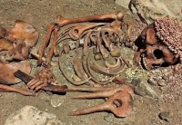 شاهزاده 2027 هزار ساله با تاجی از صدف در غار/عکس