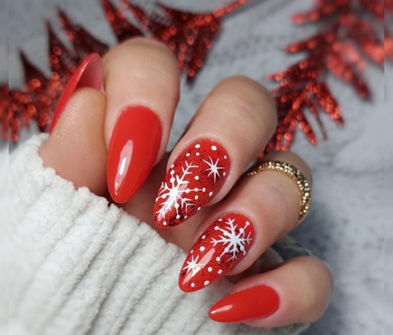 طرح ناخن زمستانی قرمز  کلاسیک با دانه‌های برف