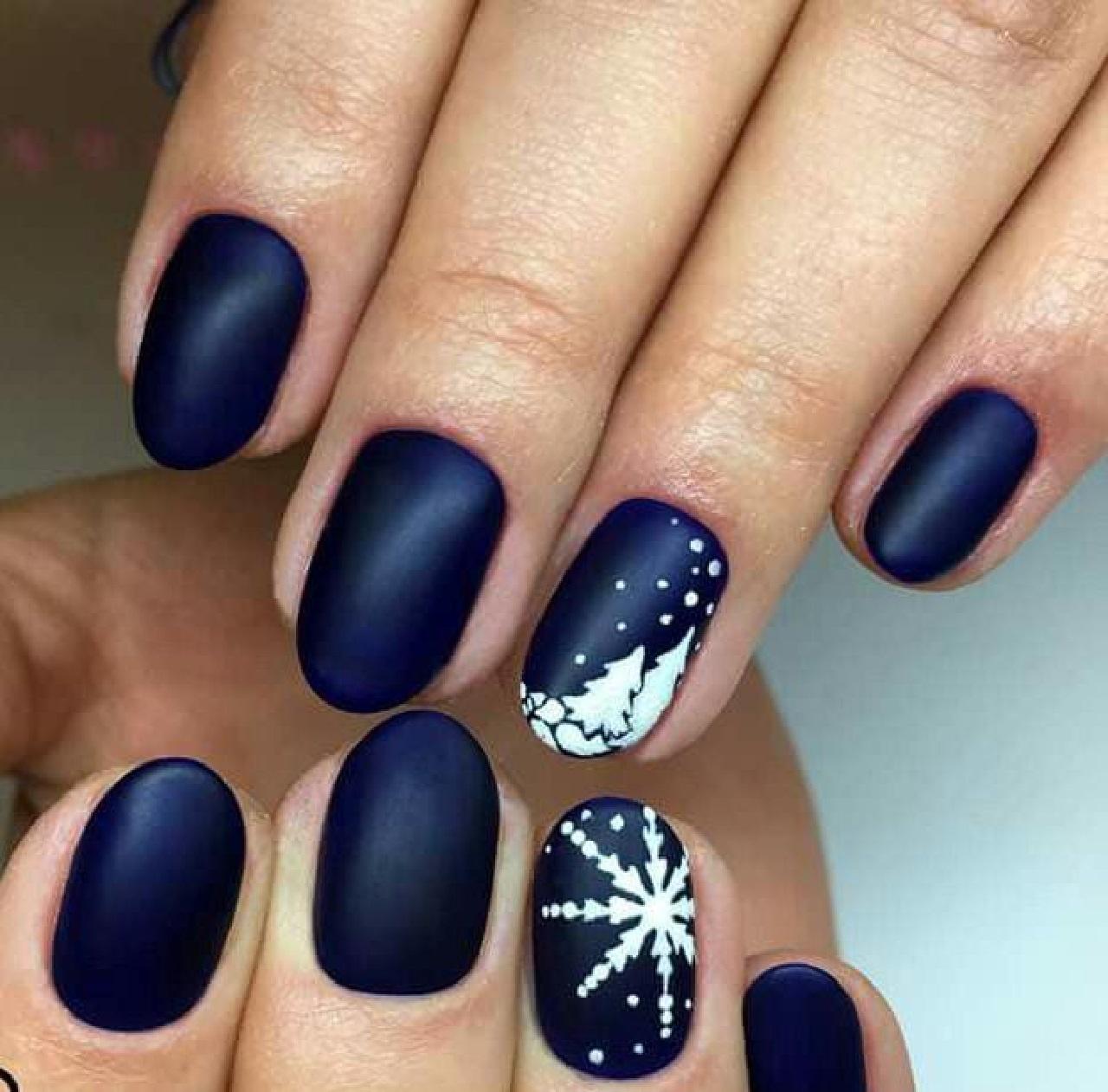 طراحی ناخن زمستانی به شکل بارش برف نیمه شب مات