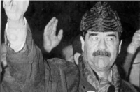 صدام حسین در حال نماز خواندن در خانه‌ای در بغداد/عکس