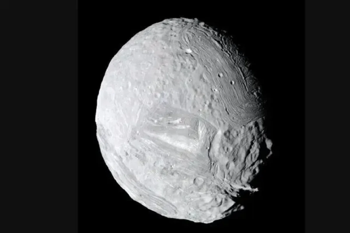 تصاویر شگفت‌انگیز از قمر مرموز سیاره زحل + عکس