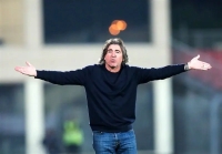 هواداران استقلال با عکس رقیب ریکاردو ساپینتو در ورزشگاه