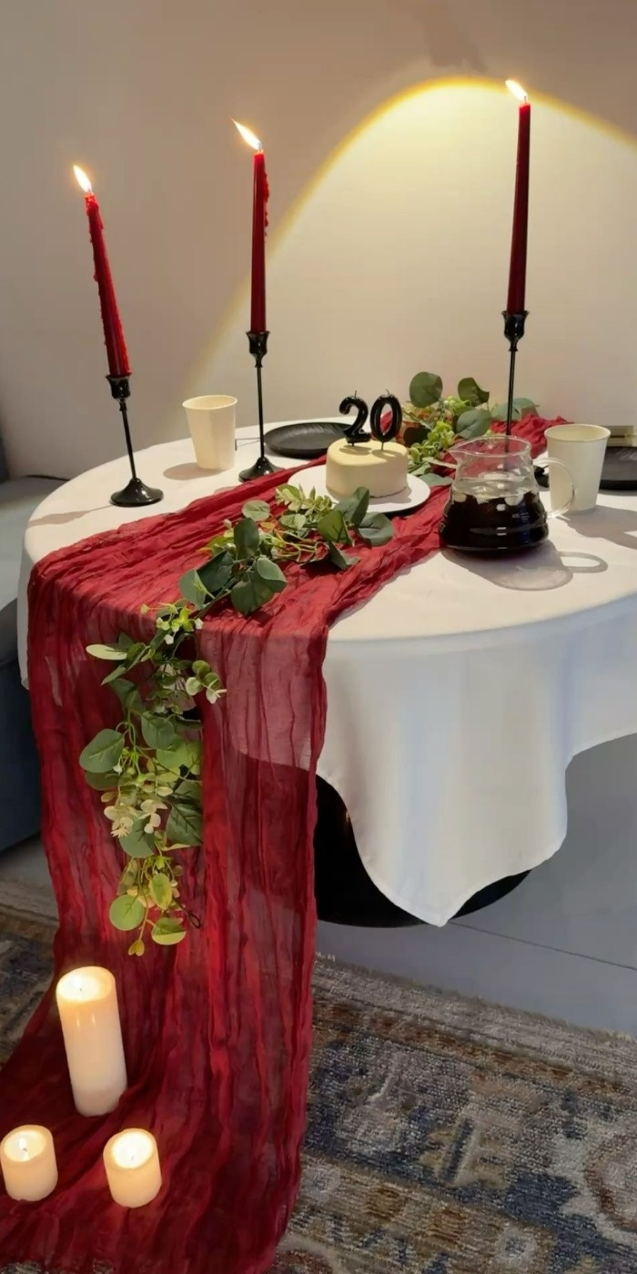 چیدمان میز دونفره تولد؛ ساده اما خاص