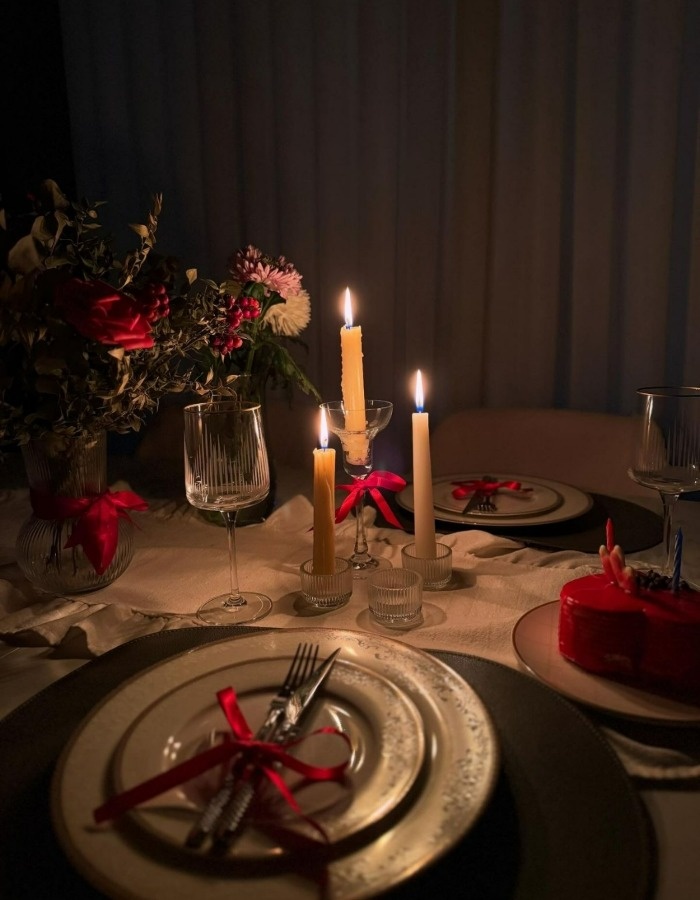 سالگرد ازدواج؛ میز دونفره با حال‌وهوای عاشقانه