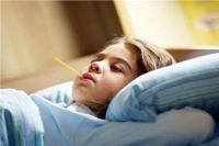 هشدار؛ دوش آب سرد می‌تواند کودک تب‌دار را وارد شوک کند