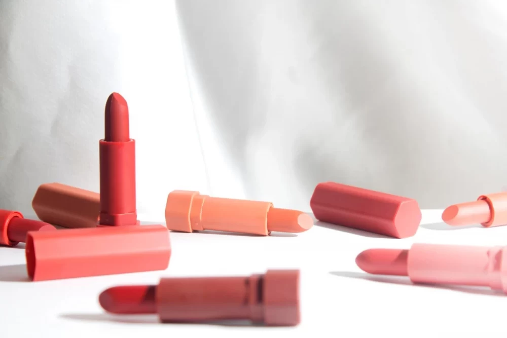 چرا رژ لب تلخ است ؟