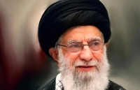 نگاهی به خانه و زندگی خانه مادر رهبری انقلاب /چیدمانی از ظروف چینی و کابینت های دلنشین آشپزخانه و گل برای تزیین