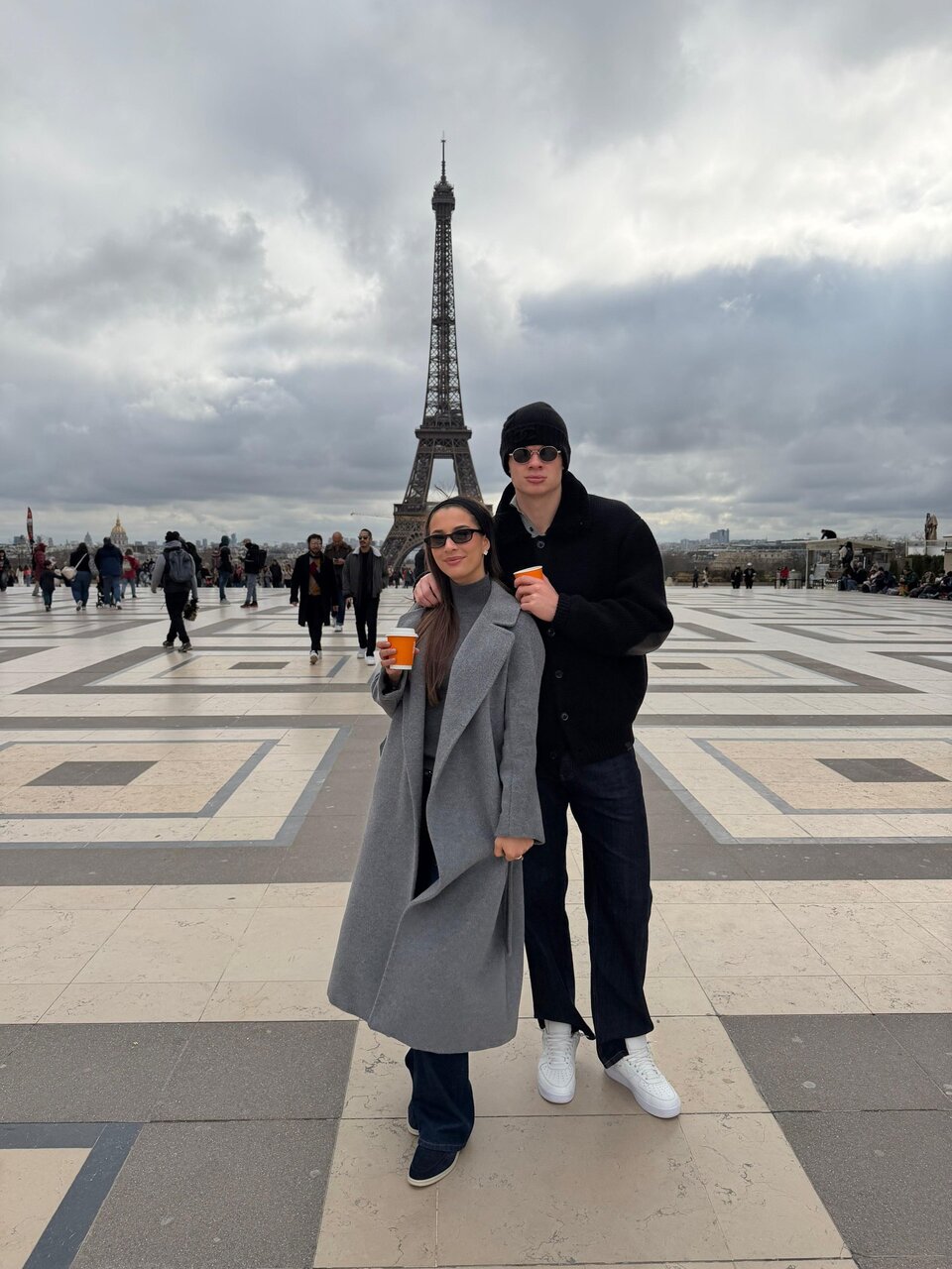 عکس | سفر عاشقانه هالند به پاریس؛ بچه‌غول و نامزدش مقابل برج ایفل