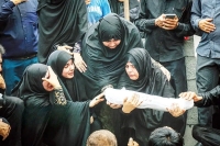 «بوسیدیم، بغل کردیم و به خاک سپردیم»/ گفت‌وگو با تعدادی از خانواده‌های شهدای میناب